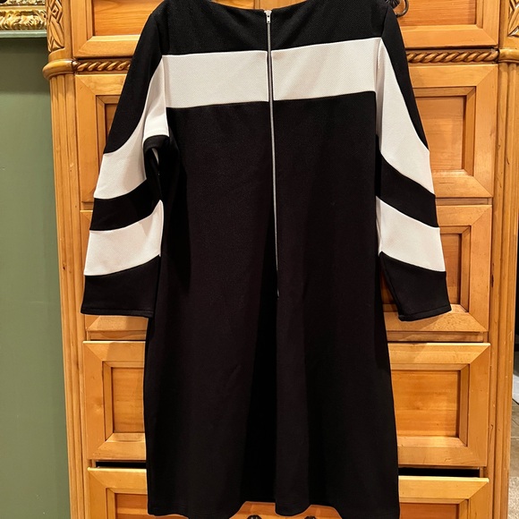 Gabby Skye Black and White Long Sleeve Dress Sz 16 - Picture 4 of 5